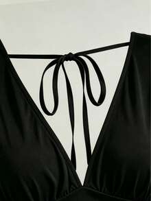 Kaos Wanita Hitam Model Flare Seksi dengan Leher V Dalam, Tali Serut di Pinggang, dan Hiasan Renda. - Hitam - View 7