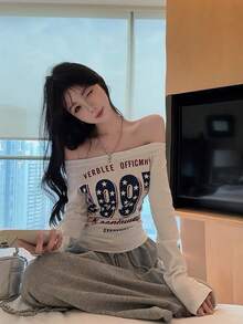 Kaos Wanita Lengan Panjang Leher Asimetris Motif Bintang Amerika, Desain Musim Semi/Gugur, Atasan Dalaman Pelangsing dengan Bahu Terbuka, Warna Putih - Putih - View 7