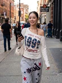 Kaos Wanita Lengan Panjang Leher Asimetris Motif Bintang Amerika, Desain Musim Semi/Gugur, Atasan Dalaman Pelangsing dengan Bahu Terbuka, Warna Putih - Putih - View 5