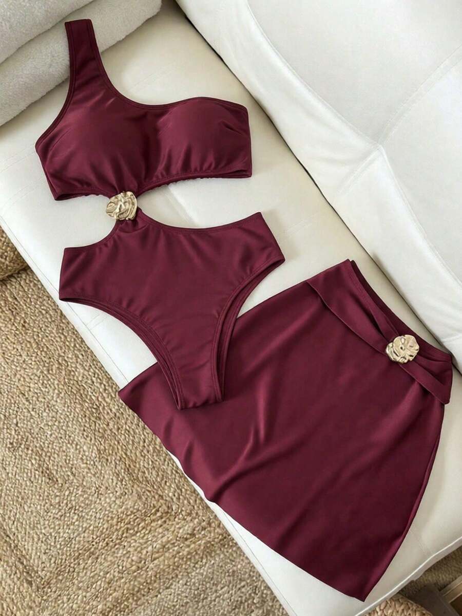 Traje de baño de playa elegante para vacaciones para mujer, conjunto de tela de unicolor Swim Chiccia con decoración de ribete metálico y diseño de un solo hombro - Burdeos - Ver 1