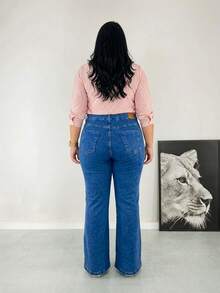 Calça Jeans Flare Feminina Plus Size Cintura Alta Tecido Premium com Elastano Stretch com 4 bolsos - Azul Médio - Visão 4