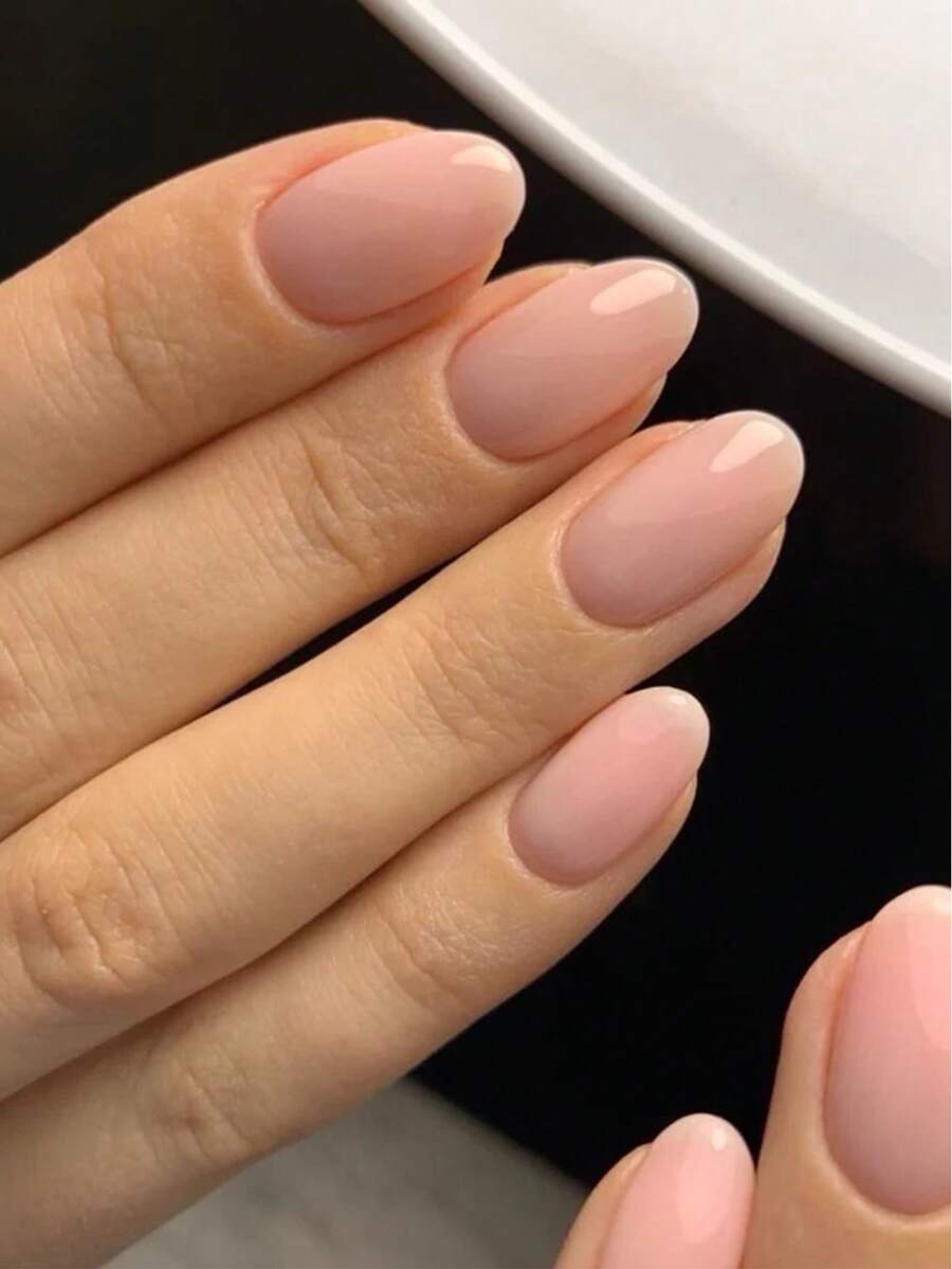 24片極簡裸色純色壓邊人造指甲，短杏仁形假指甲，含1片果凍膠與1片指甲锉，適合日常配戴