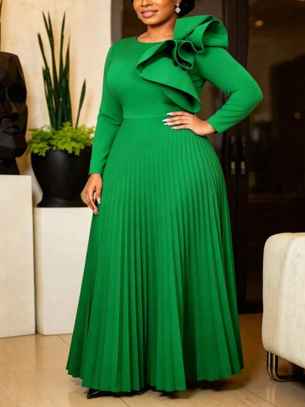 Elegante vestido maxi de punto plisado verde para mujer con detalle de volantes en los hombros, perfecto para eventos formales y fiestas de otoño