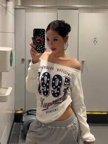 Kaos Wanita Lengan Panjang Leher Asimetris Motif Bintang Amerika, Desain Musim Semi/Gugur, Atasan Dalaman Pelangsing dengan Bahu Terbuka, Warna Putih - Putih - View 2