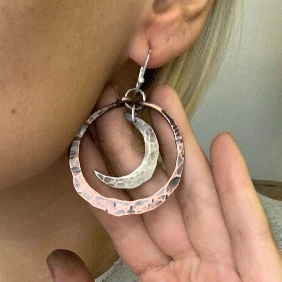 1 par de pendientes colgantes de mujer estilo bohemio vintage con diseño de media luna plisada hueca en oro & plata y bronce, adecuados para uso diario, vacaciones, fiestas o festivales de música - Plateado - Ver 1