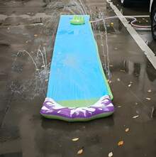 Toboggan aquatique estival avec planche de surf, adapté aux terrains en herbe épaisse, conception résistante aux déchirures, facile à assembler, parfait pour que les adultes jouent dans l'eau dans leur jardin extérieur. - 1 - Voir 2