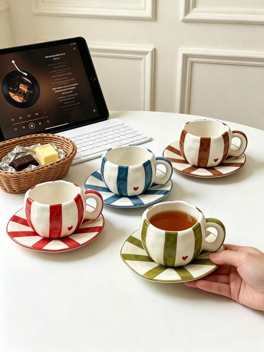 1 Set Taza de Café y Plato de Cerámica con Borde Ondulado y Rayas en Forma de Corazón de 300ml, Hecho de Cerámica de Alta Calidad sin Plomo, Taza con Asa Resistente al Calor, Apto para Lavavajillas. Perfecto para Disfrutar de Varias Bebidas, Se Puede Usar como Taza de Jugo, Taza de Avena, Taza de Café, Etc., También Adecuado como Set de Regalo o Útiles Escolares. También Se Puede Usar como Regalo de Inauguración de Casa, Regalo de Boda - Multicolor - Ver 1