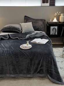 1 pièce Couverture en velours de lait de couleur unie, matériau en polyester doux, style de luxe léger, minimaliste à la mode, confortable et doux, couverture chaude multifonctionnelle, convient pour la chambre, le salon, le canapé, le camping, le bureau et les voyages, peut être utilisée comme accessoire de décoration de chambre et de chambre à coucher, lavable en machine, facile à entretenir, convient pour toutes les saisons - Gris foncé - Voir 5