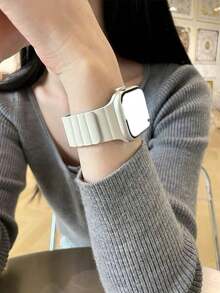 1 pieza Correa de silicona magnética con bloques de color para Apple Watch S11/S10/S9/S8/S7/S6/S5/SE, banda magnética fuerte de silicona líquida, estilo de nicho de verano para hombres y mujeres - Multicolor - Ver 17
