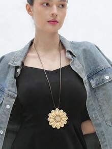 1 pieza Elegante colgante de margarita grande hueca mate, accesorio de estilo bohemio y pastoral, cadena larga de cuerda trenzada marrón, regalo para novia, madre, mejor amiga para uso diario, citas, fiestas y vacaciones - cuerda de cera - Ver 3