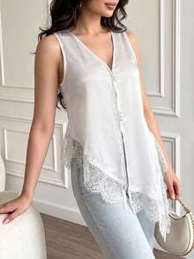 Blusa sin mangas de satén blanco sedoso para mujer, primavera/verano, estilo romántico suave con escote en V profundo, botones delanteros, abertura y dobladillo asimétrico con ribete de encaje de pestañas, ideal para compras diarias, citas de té por la tarde, ropa interior para ir al trabajo y vacaciones - Blanco - Ver 3