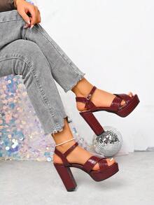 女款夏季新款波爾多紅石紋粗跟涼鞋，亮面壓紋皮革復古酷感風，交叉鏤空綁帶設計修飾足部，可調節腳踝帶配金屬圓扣，方頭粗高跟穩定且顯腿長，柔軟親膚緩衝鞋墊，適合夜店、派對、約會，搭配裙裝或西裝外套的性感風格高跟涼鞋 - 酒紅色 - 查看 6