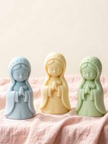 Moule en silicone 3D représentant la Vierge Marie, un adorable dessin animé. Trois styles disponibles : bras ouverts, mains jointes en forme de cœur et tenant l'Enfant Jésus. Lignes douces et arrondies, plis des vêtements nets. Silicone souple pour un démoulage facile. Convient pour la cire de soja, le plâtre, le savon artisanal, la résine cristal, les macarons aux couleurs pastel. Idéal pour la décoration de bureau, les cadeaux rituels, les créations DIY, la décoration intérieure et les stands de marché. - fille en prière - Voir 5