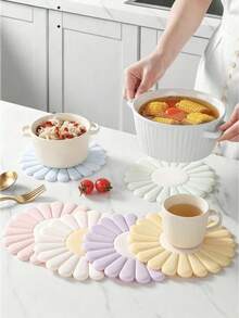 1pc Silicone Heat Resistant Mat, Non-Slip And Heat-Resistant, Suitable For Kitchen Countertop, Ideal For Placing Hot Dishes. Modern Design, Can Hold Pots And Pans. Elegant Daisy Pattern Silicone Placemat, Heat-Resistant And Easy To Clean, Can Be Used As Coaster And Heat-Resistant Mat. - View 1