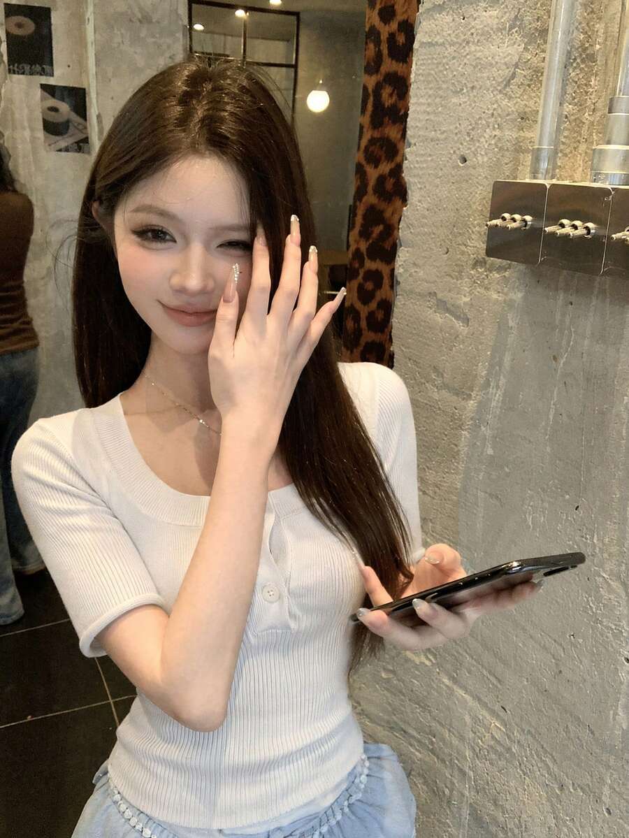 性感風白色半開襟針織上衣女款,夏季設計鈕扣開襟修身顯瘦短袖襯衫 - 白色 - 查看 1