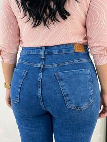 Calça Jeans Flare Feminina Plus Size Cintura Alta Tecido Premium com Elastano Stretch com 4 bolsos - Azul Médio - Visão 9