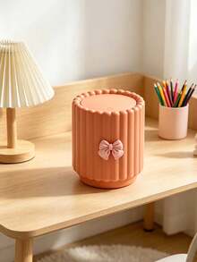 Extra dicker großer Desktop Mini Mülleimer + Schleifen Dekoration, Desktop Mülleimer Set, süßer Mini Desktop Mülleimer, Desktop Abfallkorb Mini Mülleimer mit Deckel, Druck-Öffnungs-Design, geeignet für Zuhause, Büro, Schlafzimmer, Wohnzimmer und Küche - Verschiedenfarbig - Übersicht 3