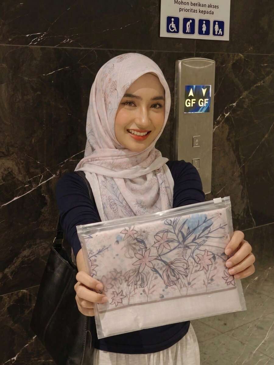 1件裝女款110cm時尚花卉印花方巾,薄紗希賈布,輕盈柔軟舒適透氣百搭方巾,印花希賈布,高端印花清新柔美優雅氛圍絲巾,優雅防曬裝飾頭巾,多功能方巾包飾衣飾,適合日常出遊,四季皆宜 - 杏色 - 查看 1