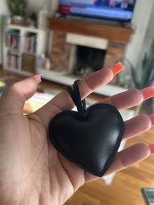 1件軟墊PU愛心吊飾，純色極簡皮革愛心掛飾附細皮革繩，百搭手提包與後背包裝飾，女孩溫柔日常配件 - 彩色 - 查看 3