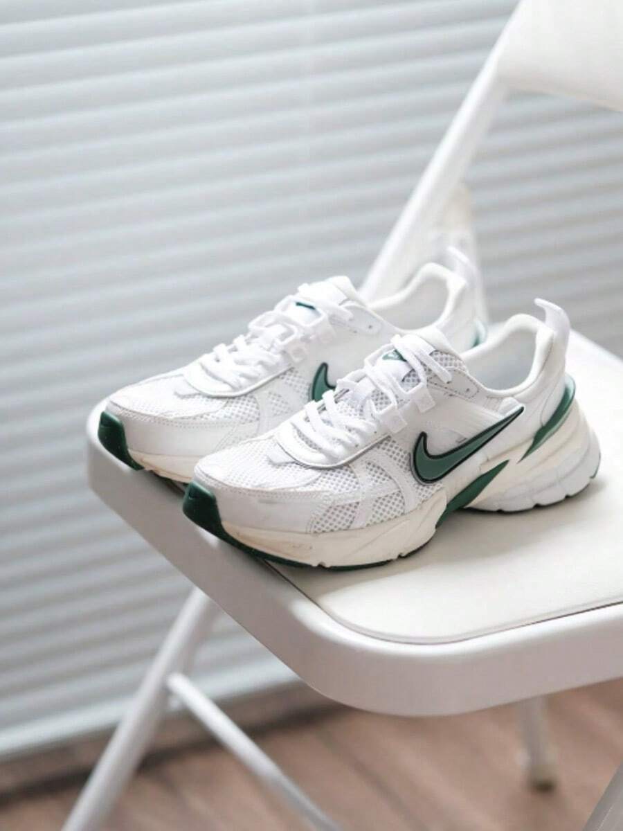 Nike V2K Run 女款跑步鞋時尚舒適百搭耐磨透氣輕便低筒休閒城市通勤跑步鞋白綠 - 白綠色 - 查看 1