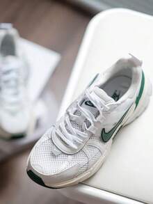 Nike V2K Run 女款跑步鞋時尚舒適百搭耐磨透氣輕便低筒休閒城市通勤跑步鞋白綠 - 白綠色 - 查看 3