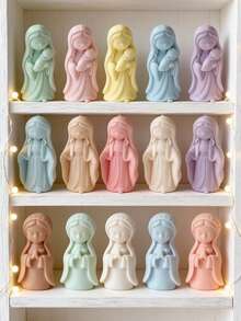 Moule en silicone 3D représentant la Vierge Marie, un adorable dessin animé. Trois styles disponibles : bras ouverts, mains jointes en forme de cœur et tenant l'Enfant Jésus. Lignes douces et arrondies, plis des vêtements nets. Silicone souple pour un démoulage facile. Convient pour la cire de soja, le plâtre, le savon artisanal, la résine cristal, les macarons aux couleurs pastel. Idéal pour la décoration de bureau, les cadeaux rituels, les créations DIY, la décoration intérieure et les stands de marché. - fille en prière - Voir 2