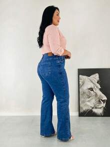 Calça Jeans Flare Feminina Plus Size Cintura Alta Tecido Premium com Elastano Stretch com 4 bolsos - Azul Médio - Visão 10