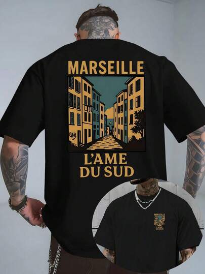 Mode Marseille : L'esprit du sud de la France respire l'art dans les plis des rues avec ce t-shirt à manches courtes col ras-du-cou imprimé double face,