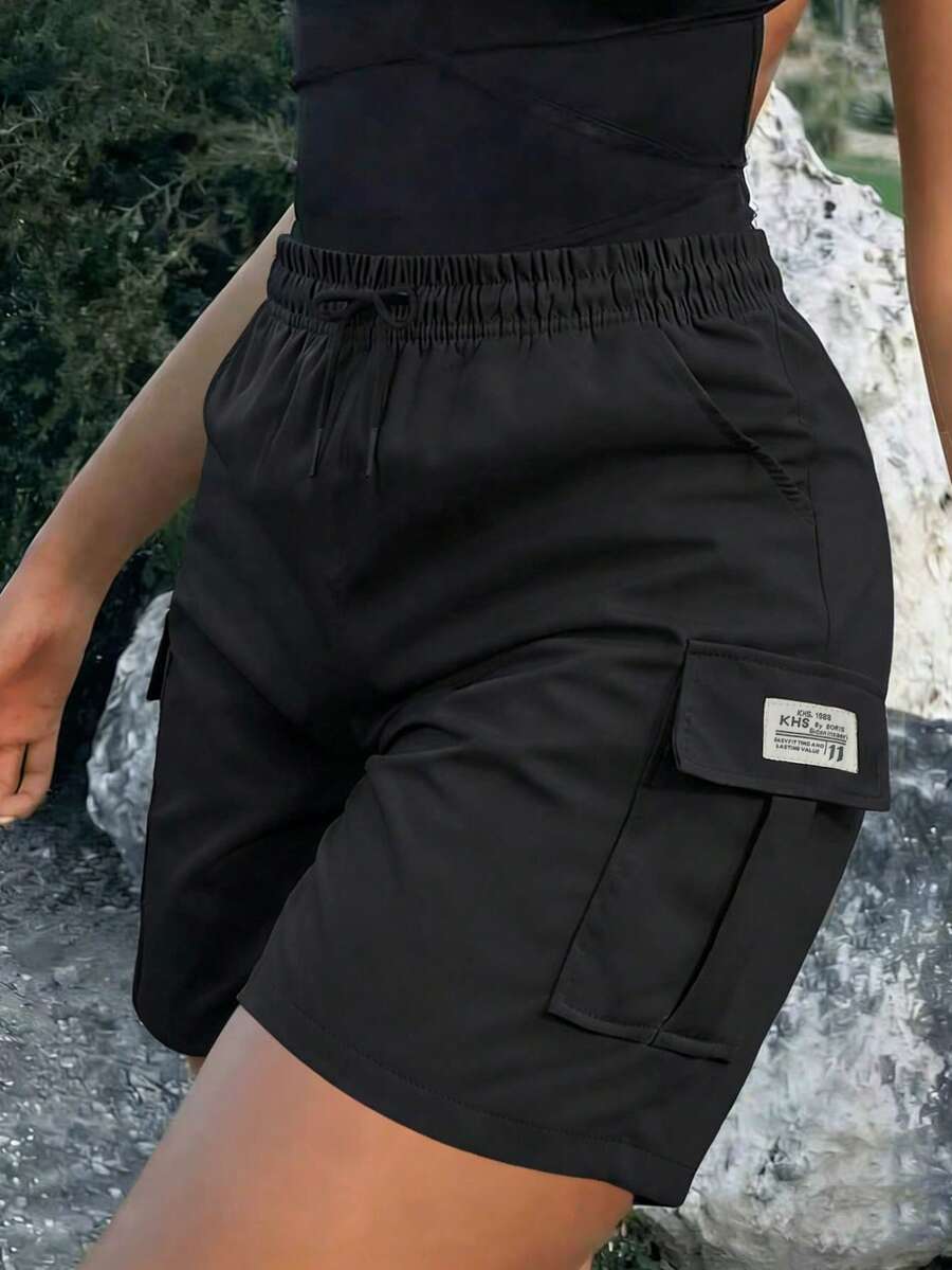 Pantalones cortos cargo de mujer de pierna recta y color negro, con cordón y bolsillos laterales, diseño básico sin estiramiento para el verano - Negro - Ver 1