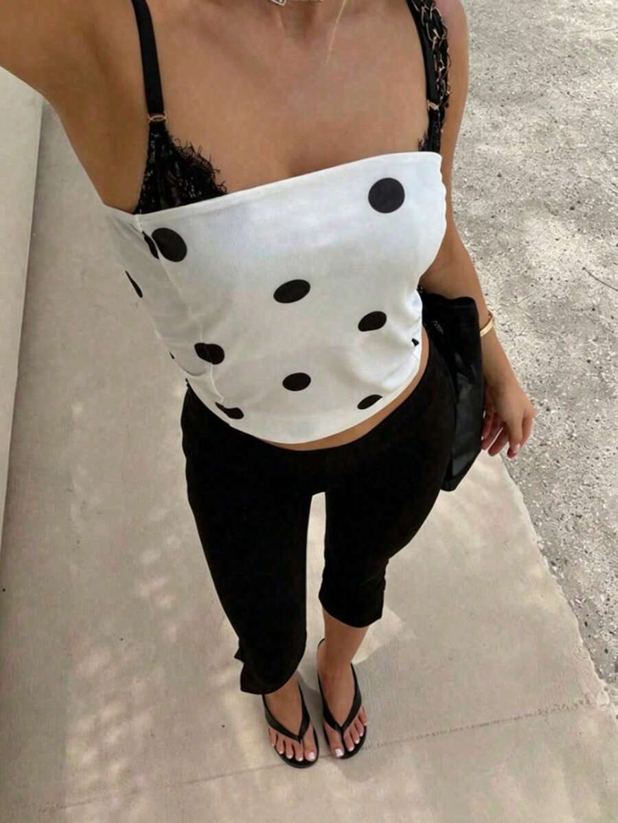 女款時尚波點細肩帶短版上衣，飾有黑色波點，適合夏季出遊與音樂節