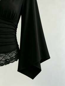 Kaos Wanita Hitam Model Flare Seksi dengan Leher V Dalam, Tali Serut di Pinggang, dan Hiasan Renda. - Hitam - View 8