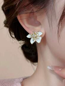 1 Pair French Luxury High-End White Flower Stud Earrings For Women, New Fashion Elegant Exquisite Iris Pearl Earrings, Suitable For Daily Wear And Wedding Accessories - 4275 - View 3