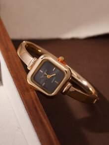 1 pieza Reloj de pulsera cuadrado de cuarzo de lujo vintage para mujer, diseño exquisito de nicho que muestra una elegancia suave. Pertenece a accesorios dorados, pulseras, joyería, accesorios de verano, adecuado para el desplazamiento diario, citas, reuniones, fiestas, banquetes nocturnos, salidas de verano, temporada de regreso a la escuela y talla grande escenarios, se puede dar como regalo de graduación, regalo atento para mujeres, un accesorio de reloj de pulsera para realzar el sentido exquisito del atuendo - Dorado - Ver 2