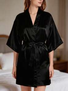 1件客製化姓名與日期花卉和服睡袍 女款 個性化絲滑緞面睡衣 適合婚禮、新娘禮物與奢華居家服 - 黑色 - 查看 3