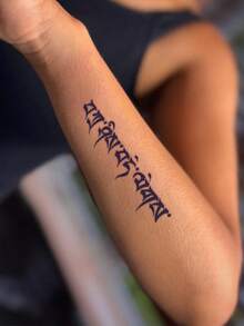 Cyan sea 1pc Herbal Sharp Gothic Script Double Line Horizontal Text Pattern Temporary Tattoo Sticker, Realistic Fake Tattoo Design, Suitable For Daily Bachelorette Party Favors, Music Festivals, Gaming, Graduation Gifts, Lasts 7-14 Days - Black - View 5