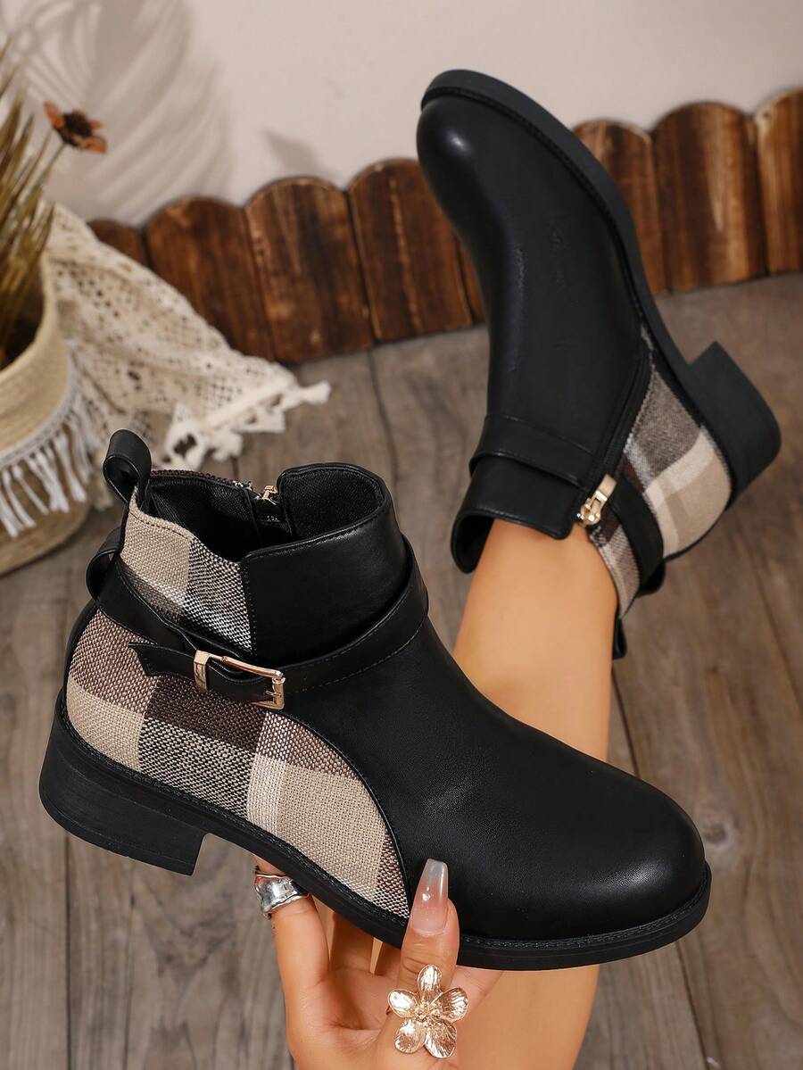 秋冬英式風格拼接女款短靴,紋理布料搭配復古格紋,單帶金屬方扣增添高級感,舒適透氣布料內裡,粗跟防滑鞋底,側拉鍊方便穿脫,適合通勤與日常穿搭的多功能短靴 - 黑色 - 查看 1