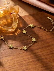 Vintage 5-Flower Gold Bracelet, 3D Embossed Floral Design, Gentle And Healing, Delicate Chain For Slender Wrist, Adjustable Extension Chain For Various Wrist Sizes, Niche French Gentle Style, Suitable For Commuting, Dating, Vacation, Minimalist And Versatile, Perfect For Self-Wear Or Gifting, Exquisite Luxury Floral Wrist Accessory Inspired By European And American Influencers - Five-petal Flower Bracelet - View 4