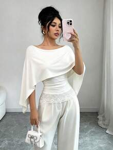 Top Elegante Feminina Branca com Decote Canoa e Manga Capa, Decorada com Detalhes de Renda em Contraste, Tecido de Malha, Ajuste com Elasticidade Média - Branco - Visão 5