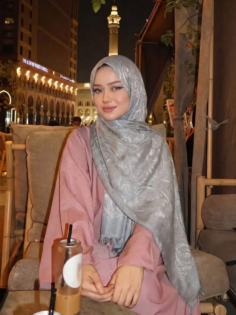 1件女款波希米亞風時尚佩斯利印花圍巾頭巾，春夏街頭休閒防曬披肩，適合日常穿著，適合夏季海灘