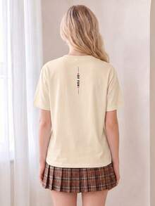 女款夏季T恤，復古學院風卡通猴子與「Club」Logo印花，寬鬆休閒款，適合日常與校園穿著 - 杏色 - 查看 3
