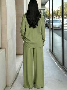 Setelan 2 Potong Wanita Kasual Warna Hijau Zaitun dengan Kemeja Lengan Panjang Berkerah dan Kancing, Celana Panjang Lebar dengan Hiasan Simpul, Elegan. - Olive Green - View 2