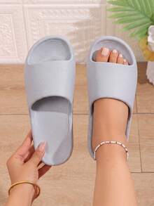 Pantuflas minimalistas de unicolor con diseño texturizado de EVA, ligeras, suaves y cómodas, versátiles para interiores/exteriores, antideslizantes, resistentes al desgaste, transpirables y elásticas, adecuadas para verano, playa, piscina, viajes y uso casual diario - Gris - Ver 1