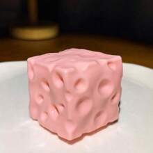 可愛食物造型起司捏捏樂 6cm 粉色正方形 慢回彈香氛紓壓玩具 便攜口袋擠壓玩具 適合辦公室休閒 - 彩色 - 查看 6