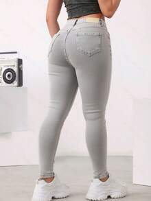 Jeans ajustados básicos de mezclilla basico, elásticos, con efecto levantador de glúteos - Gris Claro - Ver 4