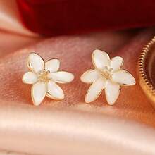 Vintage Elegant White Flower Design Earrings, Delicate Small Flower Earrings, Fashion Accessory For Women's Daily Wear And Vacation - Gold - View 3