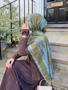 1件女款波希米亞風時尚水墨印花圍巾，春夏街頭休閒希賈布防曬披肩，適合日常穿著，適合夏季海灘 - 橄欖藍紮染 - 查看 3