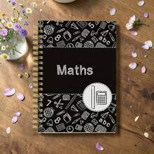 1 Stück A5 Spiralnotizbuch, Schwarz-Weiß Doodle Mathe-Werkzeug Muster Mathe Cover Notizbuch, Minimalistisches Schul-Mathe-Fach Cover Design, Klassen-Studien-Schreibwaren Geschenk für erwachsene Mathe-Lerner Schulbedarf - Schwarz, Weiß und Grau - Übersicht 1