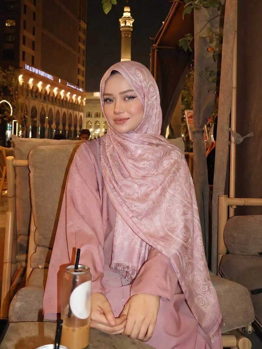 1件女款波希米亞風時尚佩斯利印花圍巾頭巾，春夏街頭休閒防曬披肩，適合日常穿著，適合夏季海灘