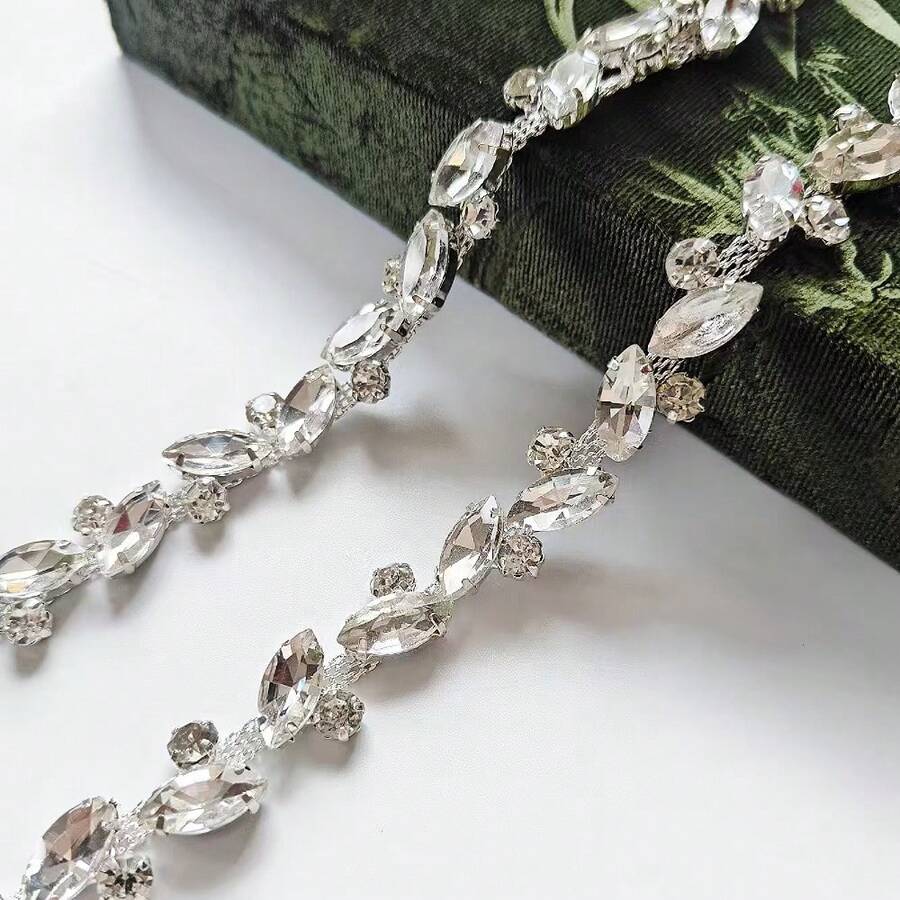 1 yarda Cadena decorativa con rhinestones, pegatina brillante de rhinestones adecuada para decoraciones de bodas y fiestas, y accesorios de vestidos de novia - Plateado - Ver 1