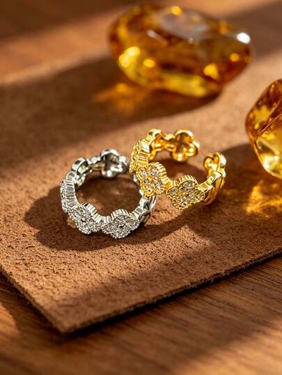Anillo abierto de lujo ligero unisex con trébol de strass completo, diseño de aro de cuatro flores, incrustado con pequeños diamantes brillantes, textura floral exquisita, banda abierta ajustable que se adapta a múltiples tamaños de dedo, accesorio de estilo vintage francés suave, versátil para ir al trabajo, citas, fiestas nocturnas, estilo de influencer europeo y americano, atmósfera destacada para uso individual o en capas, perfecto para uso diario o como regalo